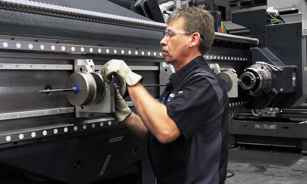 Technician changing tools on USC 3M 1000